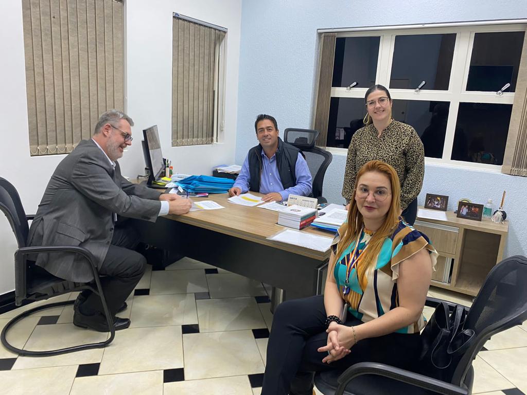 Escola do Legislativo firma parceria com Sebrae